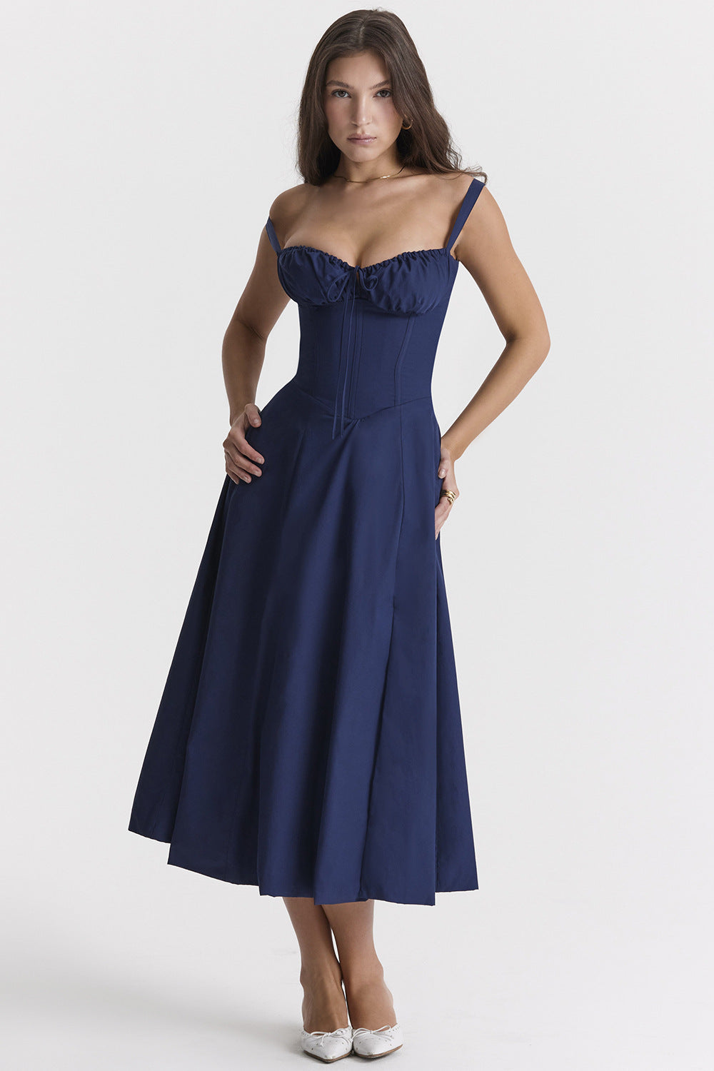 Heidi - Geschnittenes Trägerkleid für Damen mit französischem Flair und verführerischem Hüftschlitz"