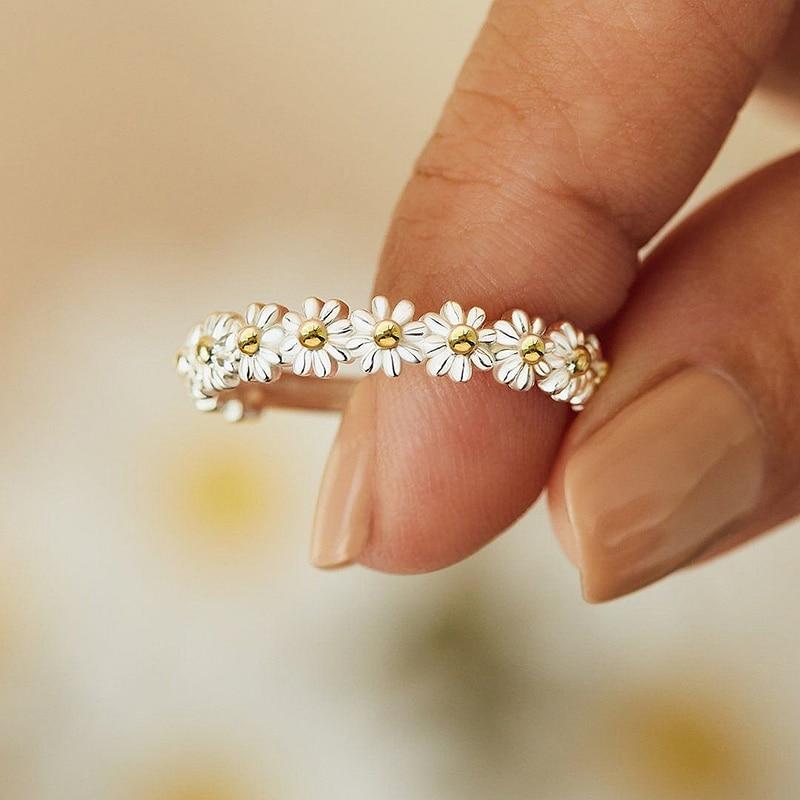 Mira | Verstellbarer Ring mit Emaille-Gänseblümchen