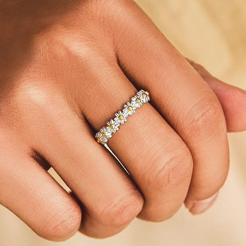 Mira | Verstellbarer Ring mit Emaille-Gänseblümchen