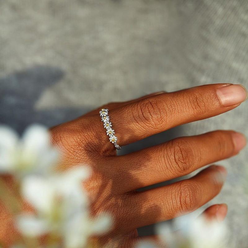 Mira | Verstellbarer Ring mit Emaille-Gänseblümchen
