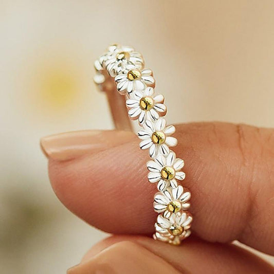 Mira | Verstellbarer Ring mit Emaille-Gänseblümchen